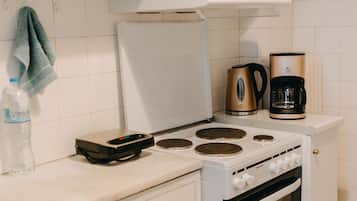 Refrigerador con freezer, horno, placa de cocina, cafetera/tetera