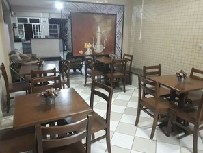 Café da manhã com buffet grátis todos os dias