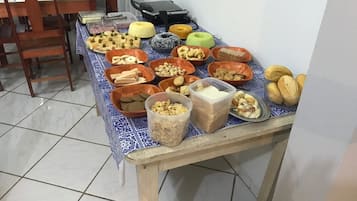 Café da manhã com buffet grátis todos os dias