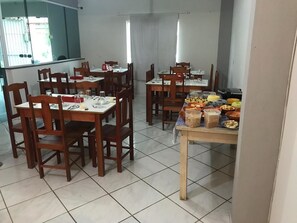 Café da manhã com buffet grátis todos os dias