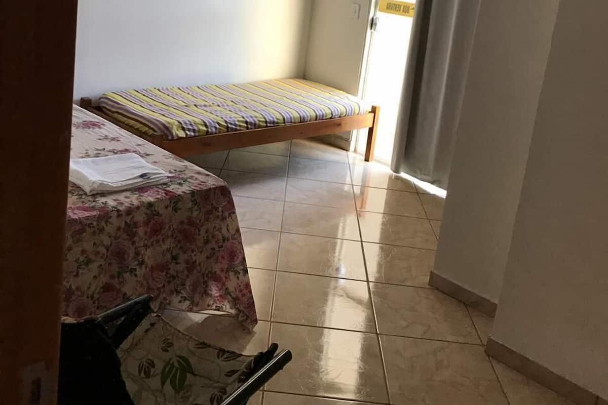 Kamar Double Ekonomi, 1 Tempat Tidur Double, pemandangan kota | Tirai kedap cahaya, setrika/meja setrika, Wi-Fi gratis, dan seprai linen