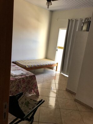 Habitación económica doble, 1 cama doble, vistas a la ciudad | Cortinas opacas, tabla de planchar con plancha, wifi gratis