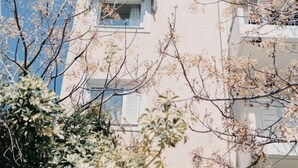 Un edificio con un balcón, una ventana y una puerta.