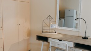 Un espacio de trabajo con escritorio, silla y espejo.