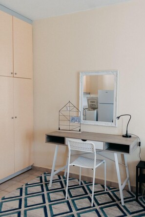 コンフォート スタジオ 1 ベッドルーム バルコニー マウンテンビュー | リビング エリア | 薄型テレビ