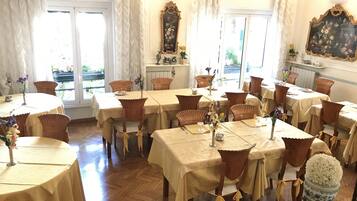 Tägliches einheimisches Frühstück (6 EUR pro Person)