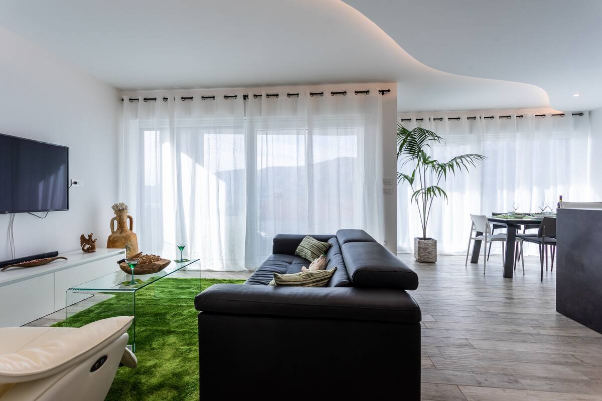 Deluxe Apartment, 2 Bedrooms, Sea View | Living area