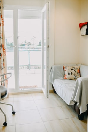 Panoramic-Apartment, 1 Queen-Bett und Schlafsofa, Balkon, Stadtblick | Wohnbereich