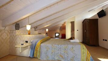 Phòng 4 | Bàn, giường gấp/giường phụ (phụ phí)