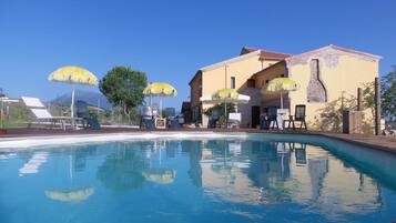 Hồ bơi ngoài trời phục vụ theo mùa