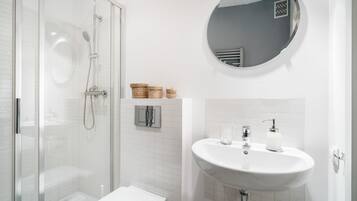 Deluxe Penthouse, City View | Bathroom | Free toiletries, hair dryer, towels