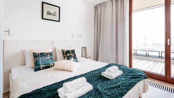 Deluxe Penthouse, City View | 3 bedrooms, desk, soundproofing, iron/ironing board