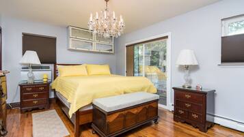 2 bedrooms, desk, iron/ironing board, travel crib