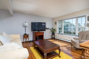 Smart TV, ping pong, books, stereo - AMAZINGLY  RELAXING 2nd floor - full 2 BR/Bath/Full kitchen/Diswasher (Massapequa)