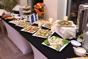 Free daily buffet breakfast