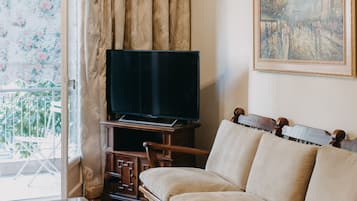 Traditional Apartment, 1 King Bed with Sofa bed, Balcony, City View | Individually decorated, individually furnished, desk, laptop workspace