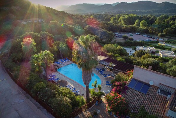 Seasonal outdoor pool, open 8:30 AM to 7:00 PM, pool umbrellas - Residence Fium del Cavo (Zonza)