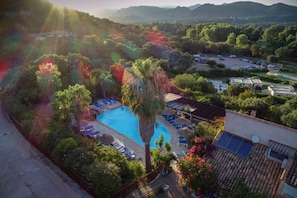 Piscine extérieure (ouverte en saison), parasols de plage