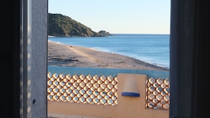 A view of a beach with a wooden fence in the foreground. - Residence Fium del Cavo (Zonza)
