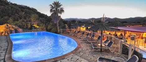 Piscine extérieure, parasols de plage, chaises longues