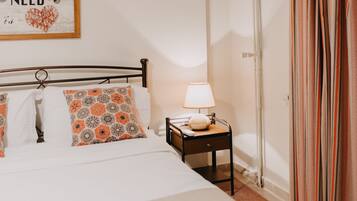 Comfort Suite, 1 Queen Bed, Kitchen, Courtyard View