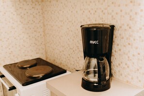 Comfort-sviitti, 1 keskisuuri parisänky, keittiö, näköala pihalle | Yksityinen keittiö | Jääkaappi, kahvin-/teenkeitin, vedenkeitin