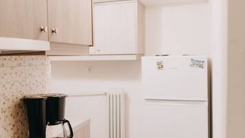 Comfort Suite, 1 Queen Bed, Kitchen, Courtyard View | Private kitchen