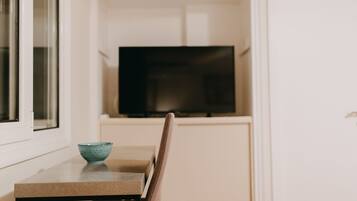 Comfort Suite, 1 Queen Bed, Kitchen, Courtyard View | Living area | Flat-screen TV