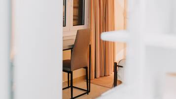 Comfort Suite, 1 Queen Bed, Kitchen, Courtyard View | 1 bedroom, individually decorated, individually furnished, desk