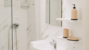Comfort Suite, 1 Queen Bed, Kitchen, Courtyard View | Bathroom