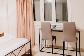 Comfort-sviitti, 1 keskisuuri parisänky, keittiö, näköala pihalle | Oleskelualue | Taulutelevisio