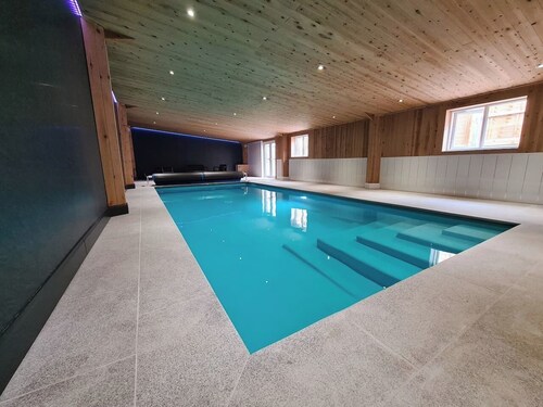 Charming Cottage, centre of the Peak District and Indoor heated swimming pool