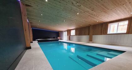 Charming Cottage, centre of the Peak District and Indoor heated swimming pool