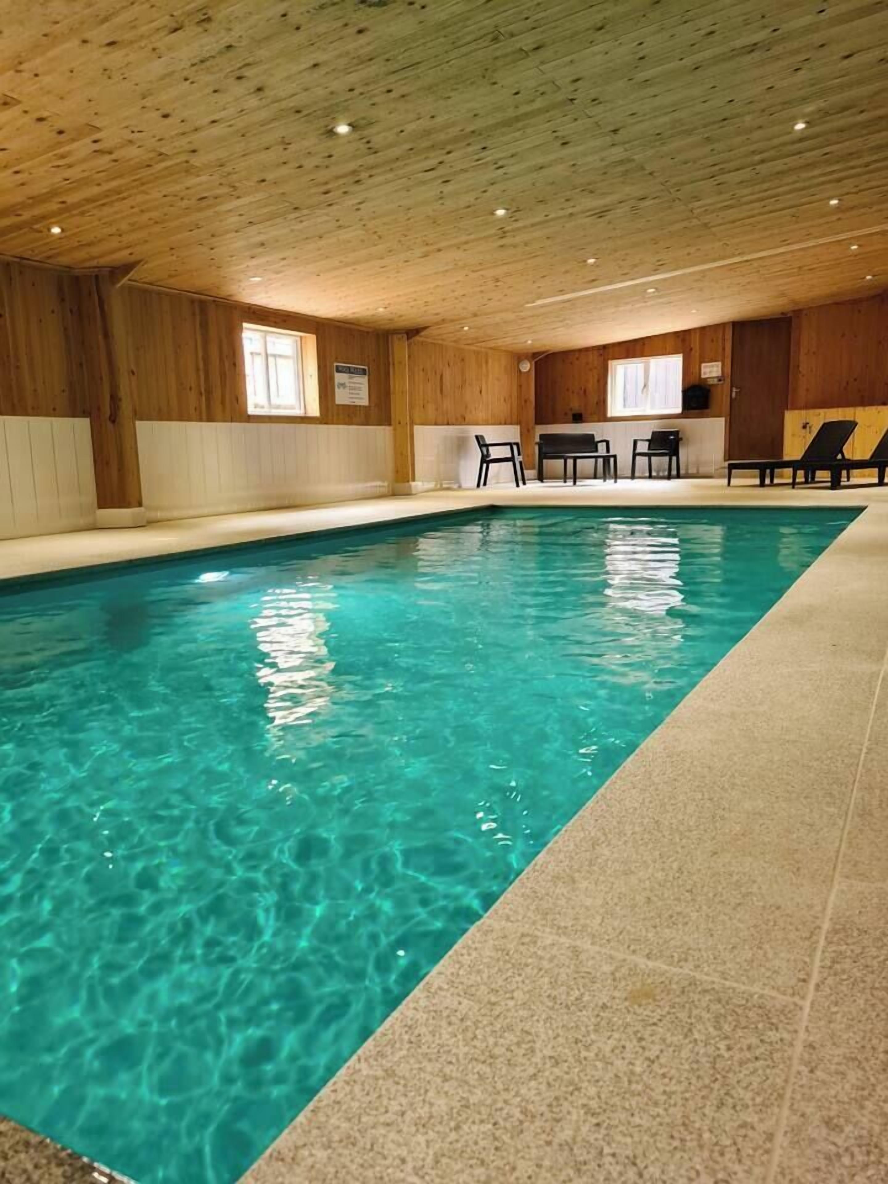 Una piscina cubierta, una piscina climatizada
