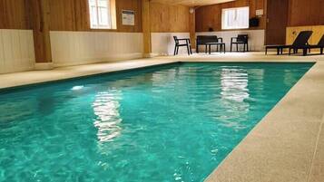 Una piscina cubierta, una piscina climatizada
