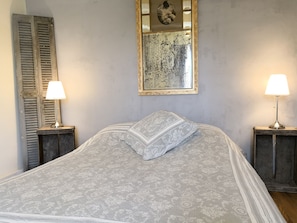 Individually decorated, individually furnished, free cots/infant beds