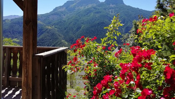 Une terrasse en bois avec vue sur la montagne.
