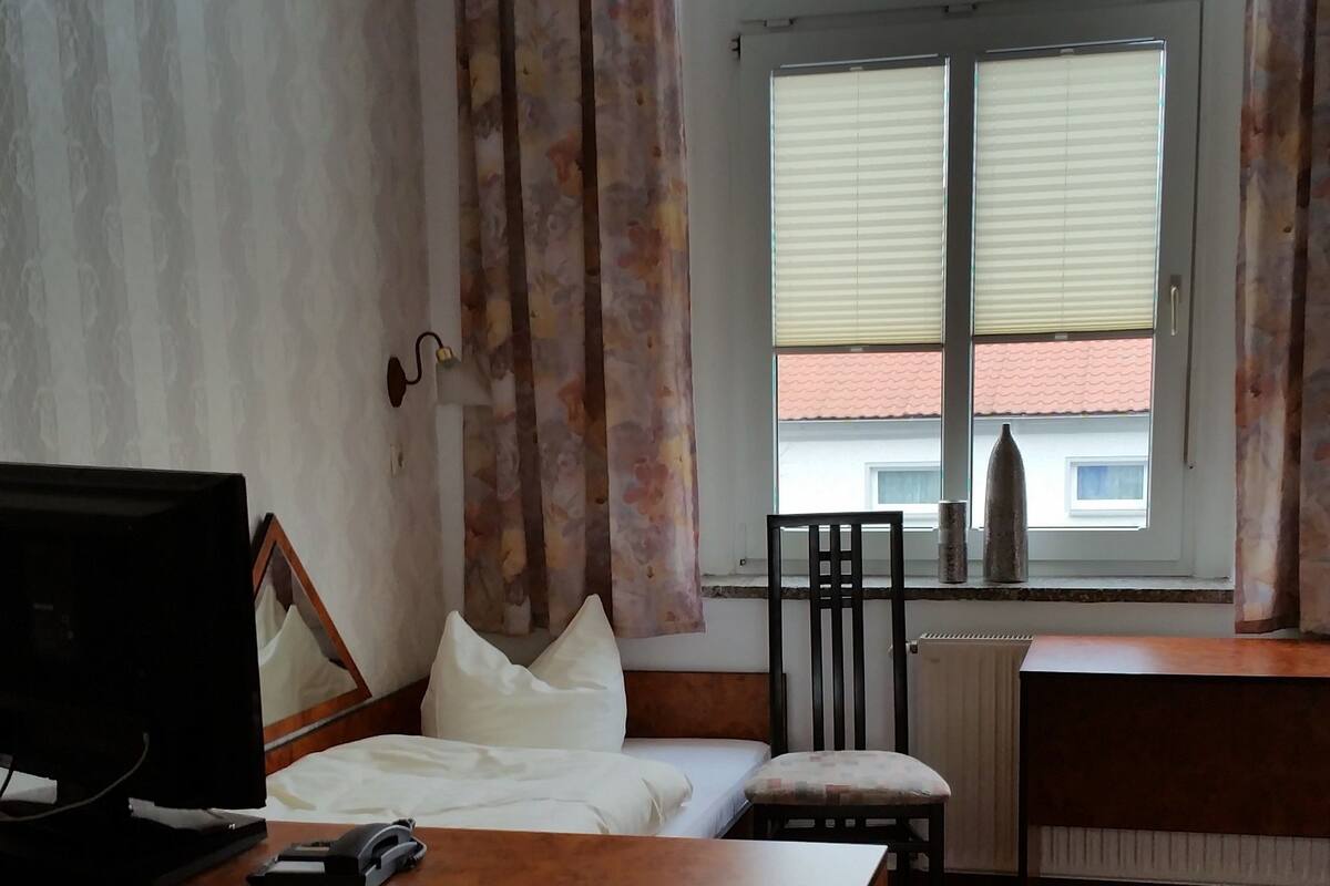 Cortinas blackout, tabla de planchar con plancha y camas extra