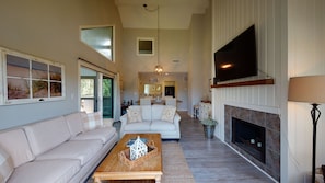 Smart TV, fireplace