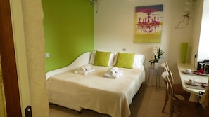 Quarto casal ou duplo econômico | Roupas de cama premium, edredons de pluma, cofres nos quartos