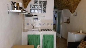 Réfrigérateur dans l'espace commun, plaque de cuisson