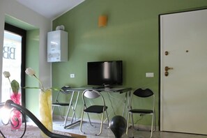 Economy Quadruple Room, Mountain View | Living area | Flat-screen TV - B&B Santantonio (Crecchio)