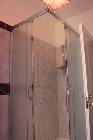 Family Quadruple Room, Connecting Rooms | Bathroom shower - B&B Santantonio (Crecchio)