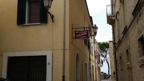 A narrow street with a building featuring a sign for 'Bed & Breakfast Santi Antonio'. - B&B Santantonio (Crecchio)