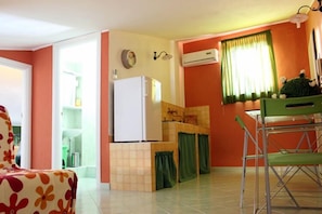 Chambre Double, vue colline | Coin séjour | Télévision à écran plat