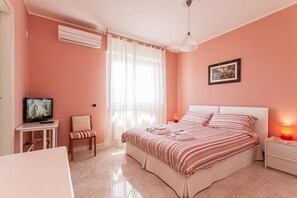 Double Room | Desk, iron/ironing board, free WiFi, bed sheets - B&B Mareya (Cagliari)