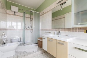 Habitación doble | Baño | Regadera, amenidades de baño gratuitas, secadora de cabello, bidet 
