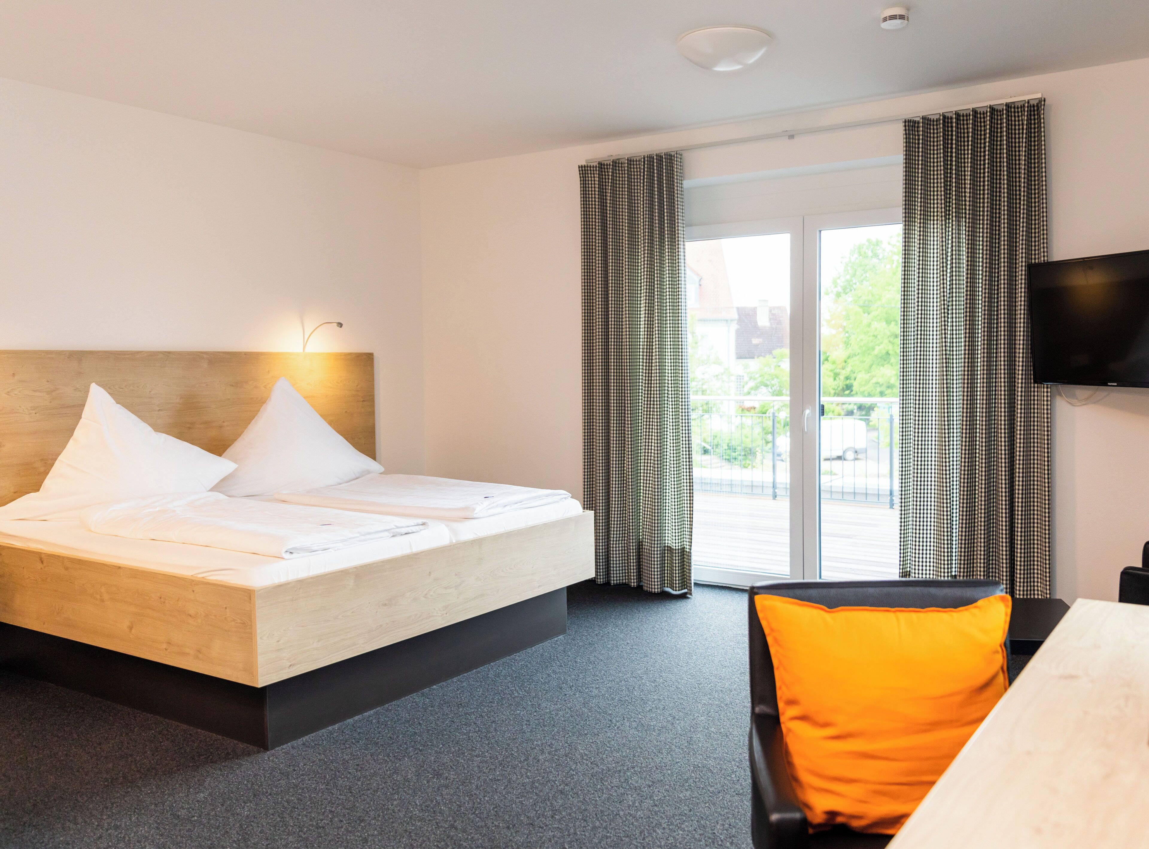 Dobbeltrom – deluxe, 1 kingsize-seng | Skrivebord, skrivebord for bærbar PC og blendingsgardiner