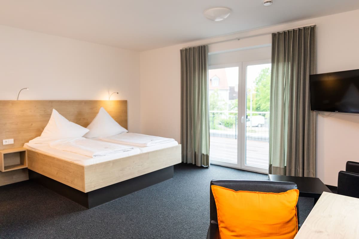 deluxe double room, 1 double bed | desk, blackout curtains, free wifi, bed sheets