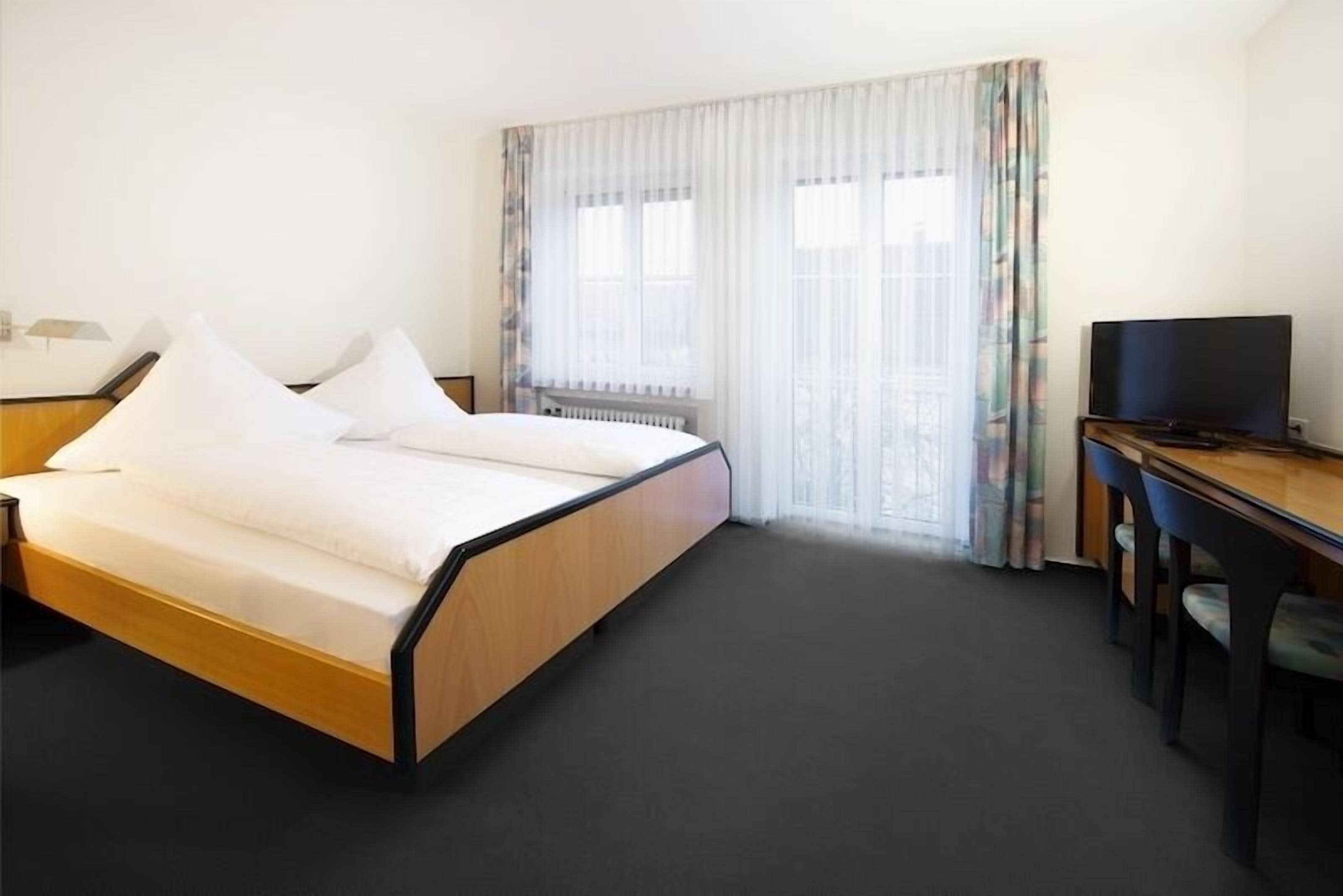 Dobbeltrom – classic, 1 dobbeltseng | Skrivebord, skrivebord for bærbar PC og blendingsgardiner